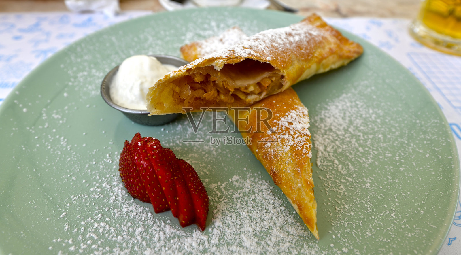 美味而美丽的甜点，餐厅供应的菜肴。照片摄影图片