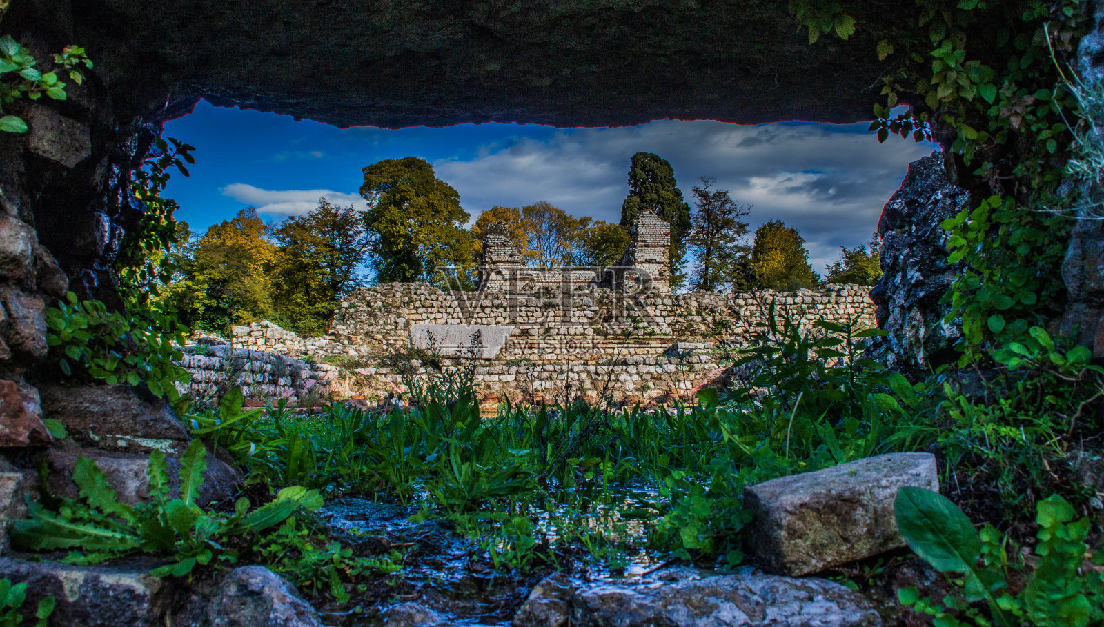 把罗马温泉浴场的废墟扔进隧道里照片摄影图片
