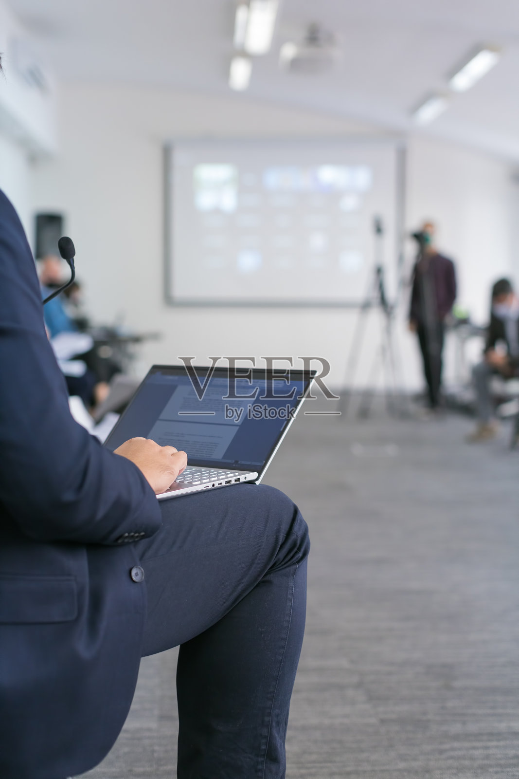 在研讨会上使用笔记本电脑的人照片摄影图片