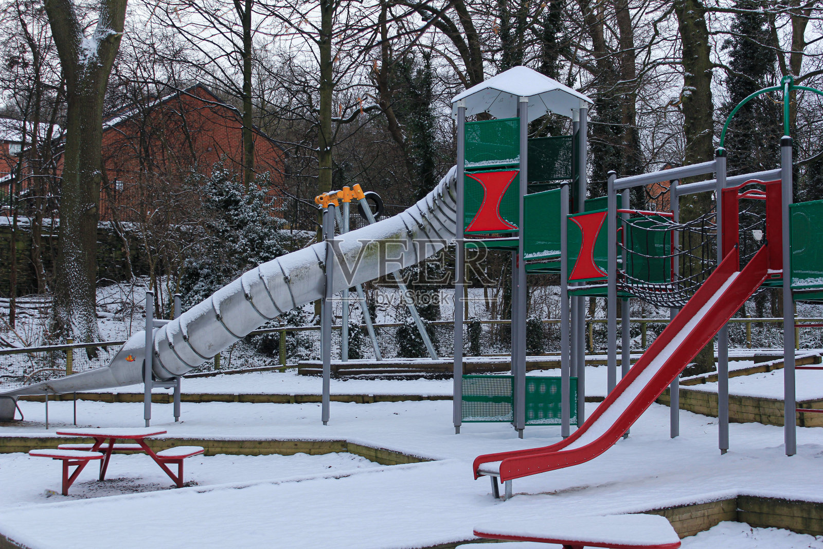 安静的孩子们在雪地里玩照片摄影图片