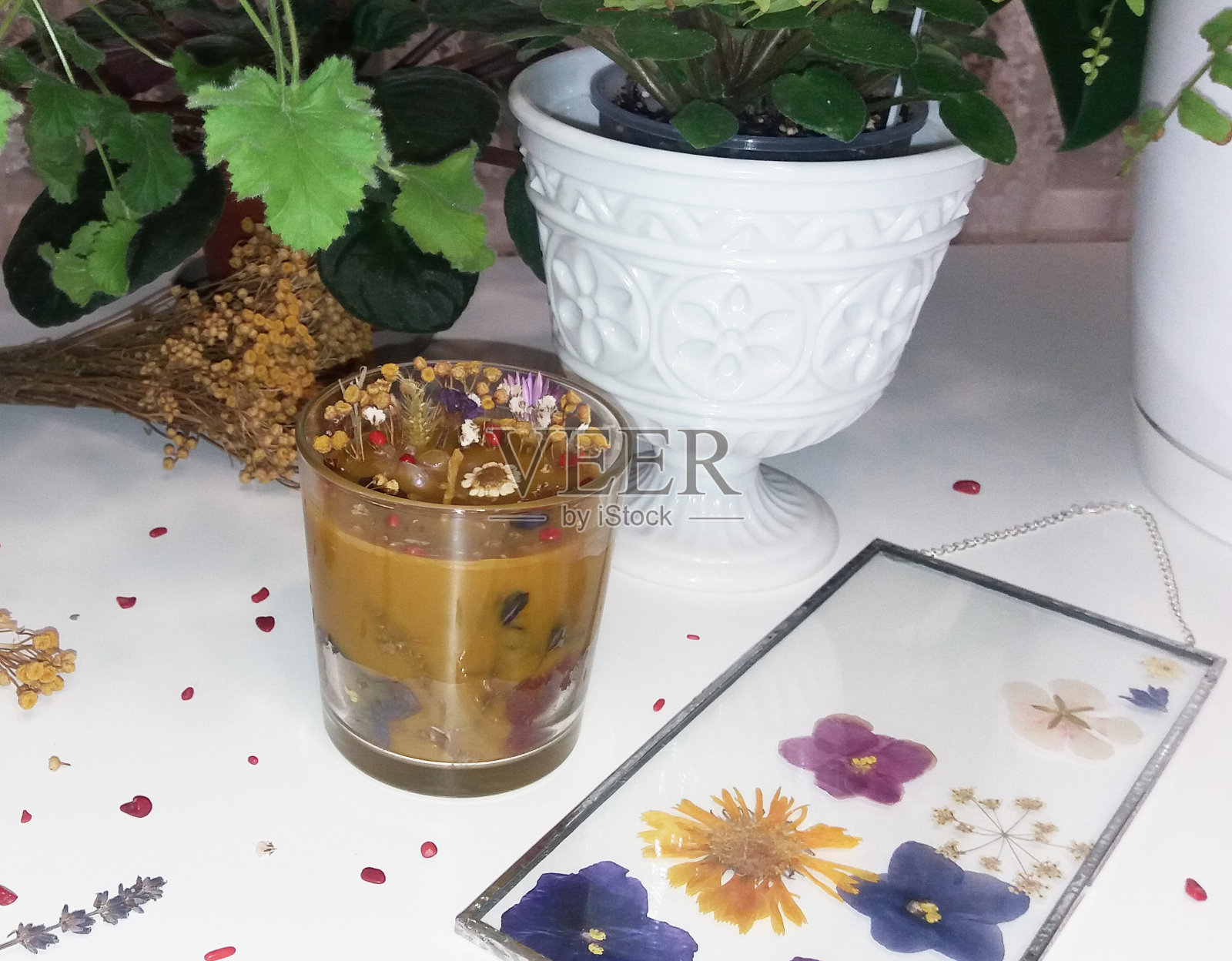 手工蜂蜡花蜡烛与草药和水晶照片摄影图片