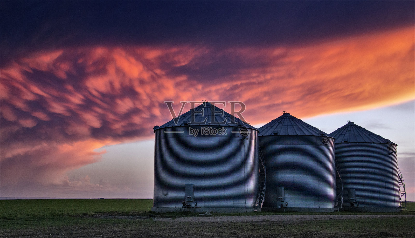 草原风暴云日落照片摄影图片