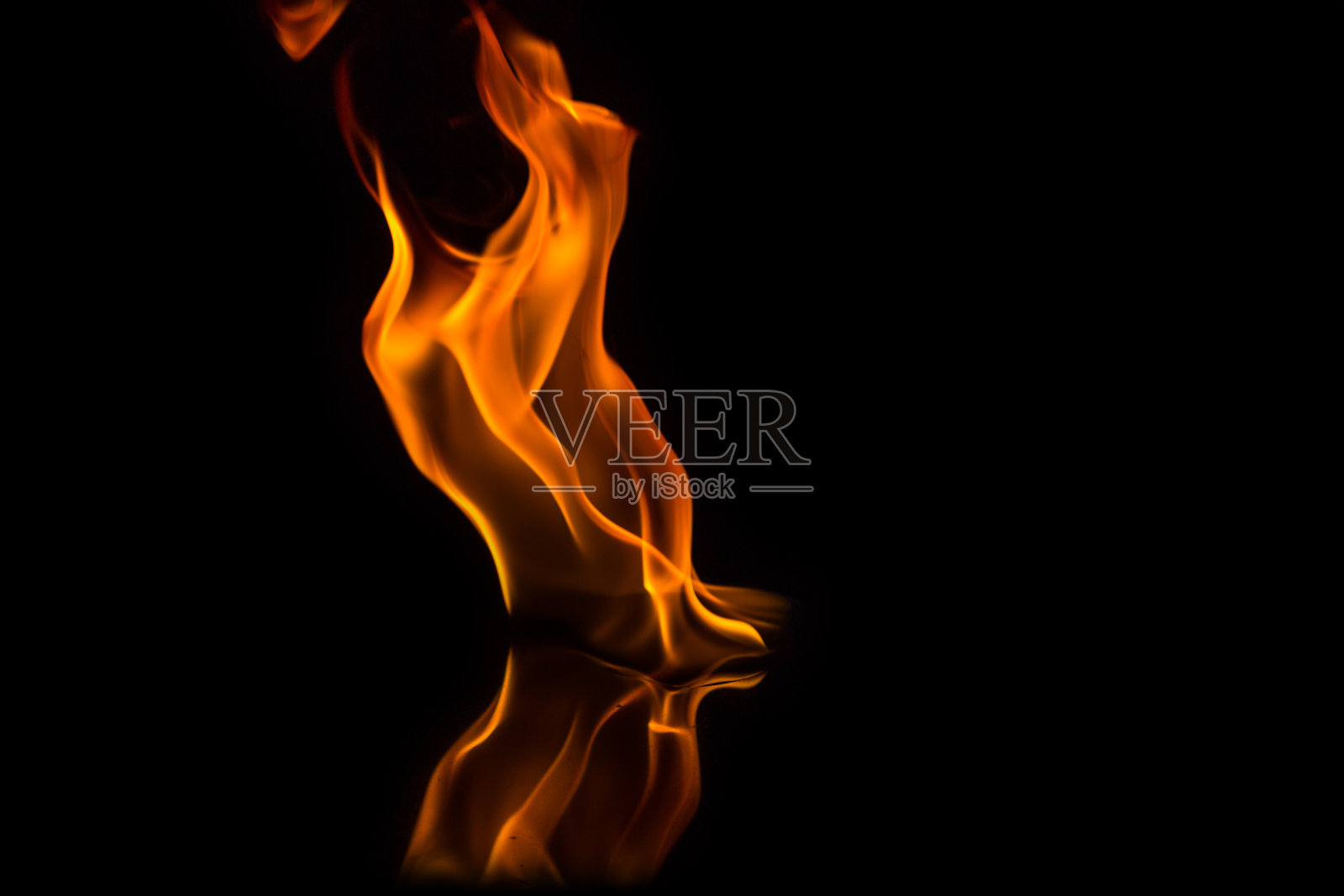 火焰在黑色上燃烧照片摄影图片