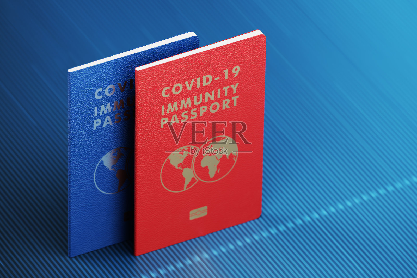 COVID-19免疫护照和旅行概念- COVID-19免疫护照对坐在蓝色背景照片摄影图片