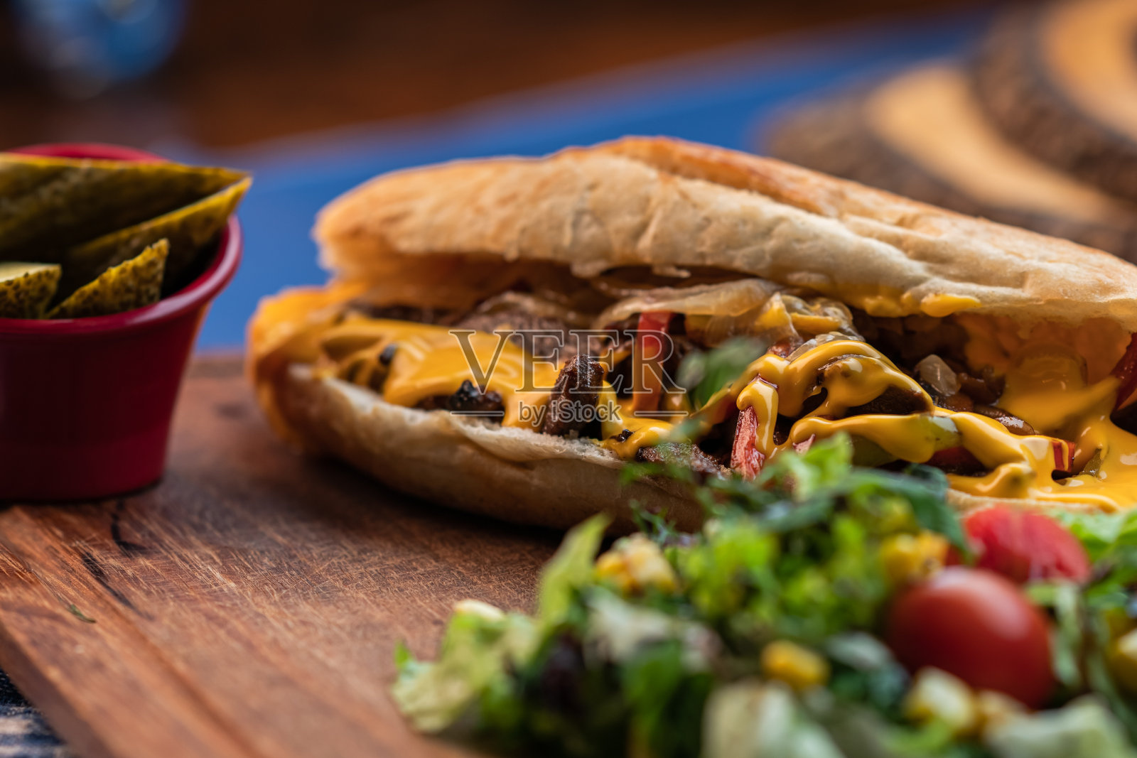 牛排三明治配洋葱，蘑菇和切达干酪照片摄影图片