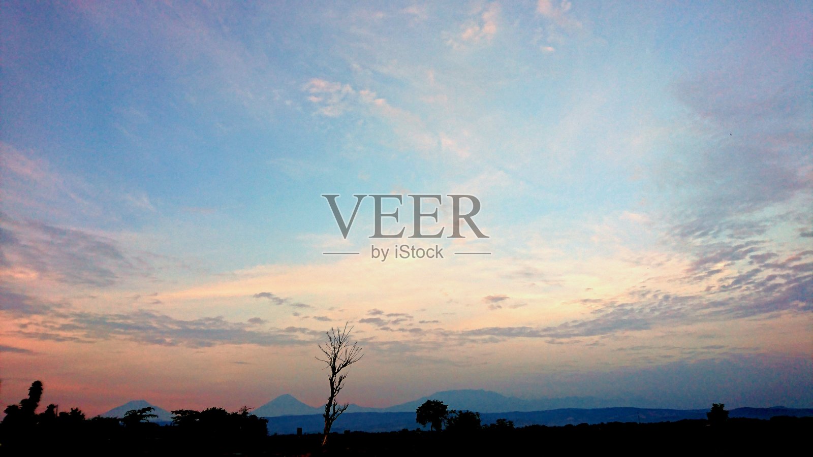 美丽的日落在蓝天照片摄影图片