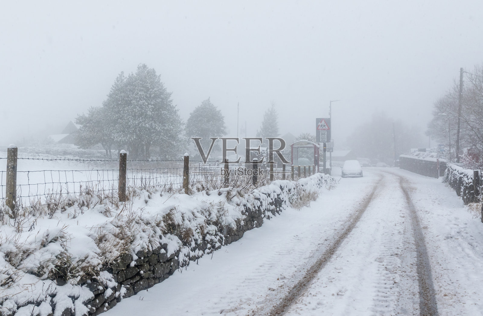 雪覆盖了道路照片摄影图片
