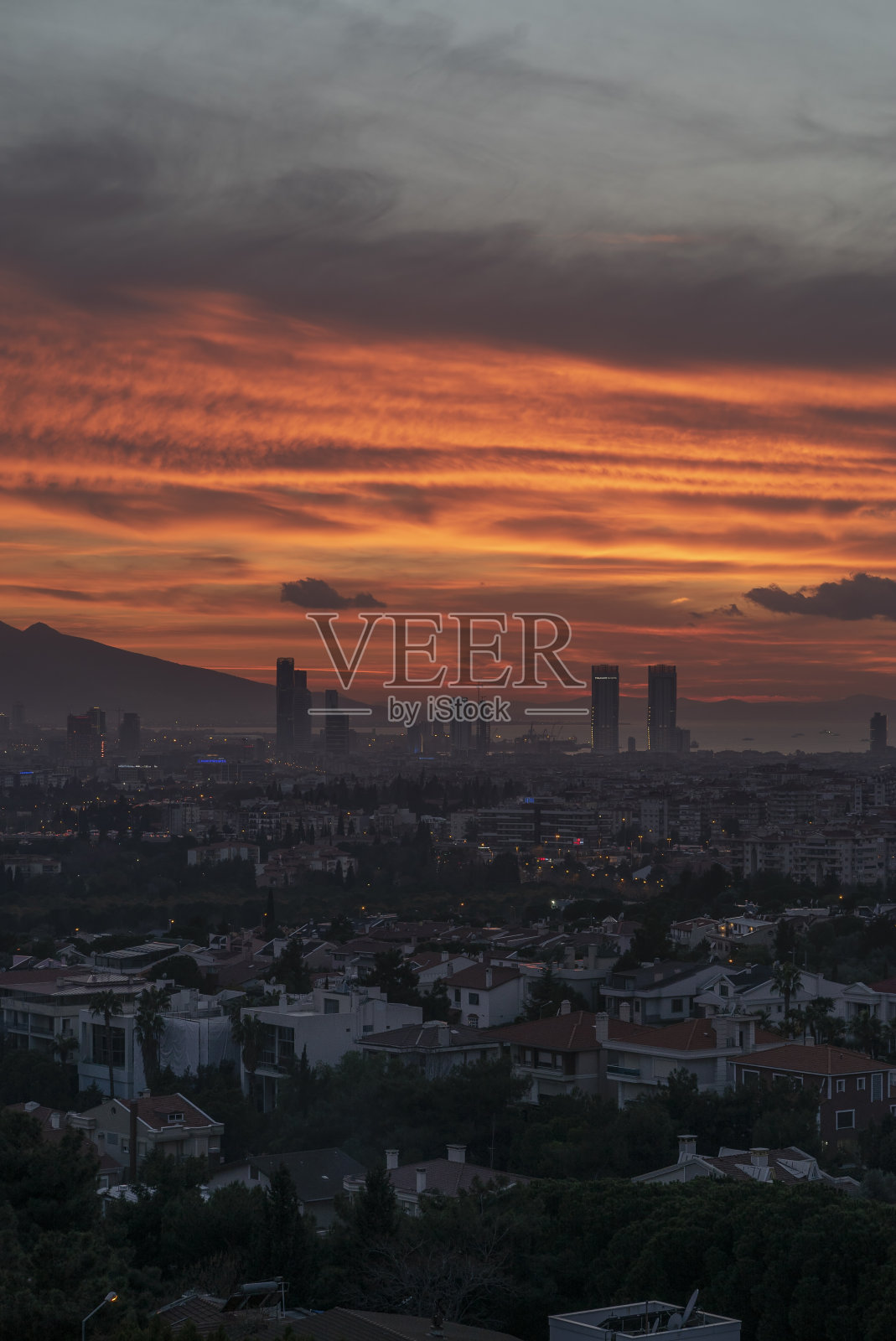 伊兹密尔城市的天际线。照片摄影图片