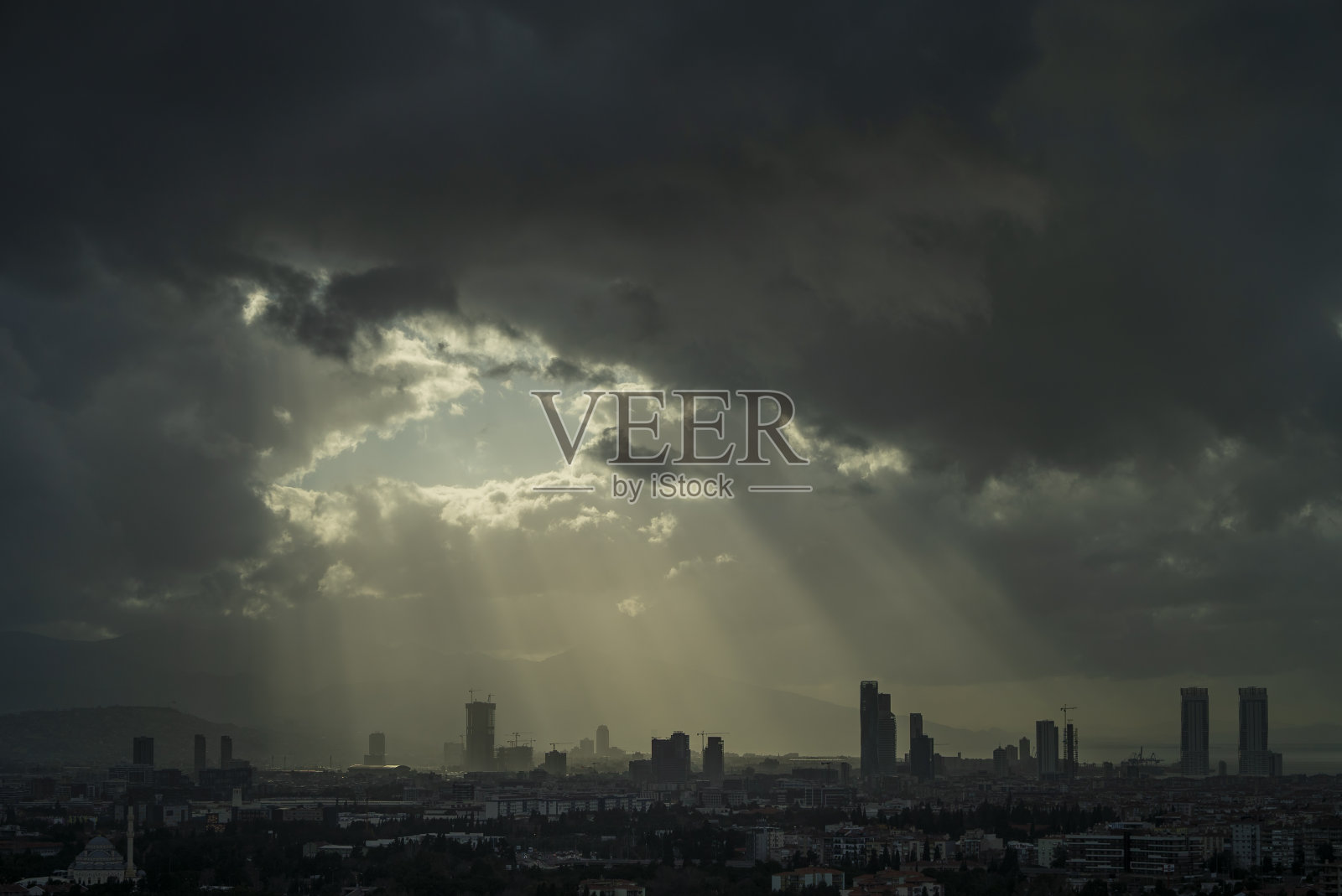 伊兹密尔城市的天际线。照片摄影图片