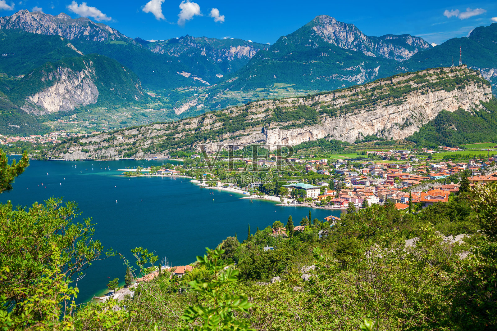 加尔达湖的北部照片摄影图片