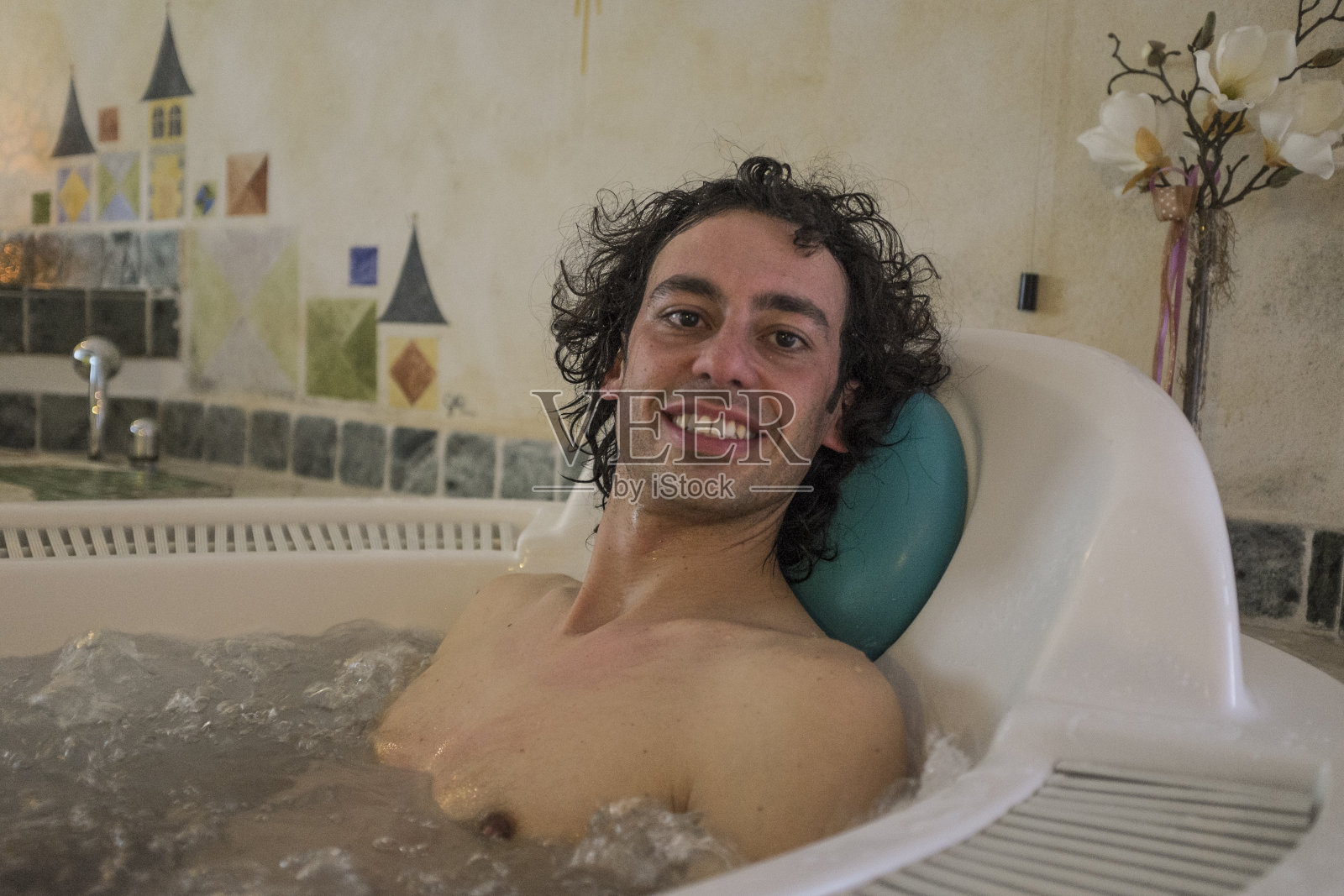 一个年轻人在热水浴缸里照片摄影图片