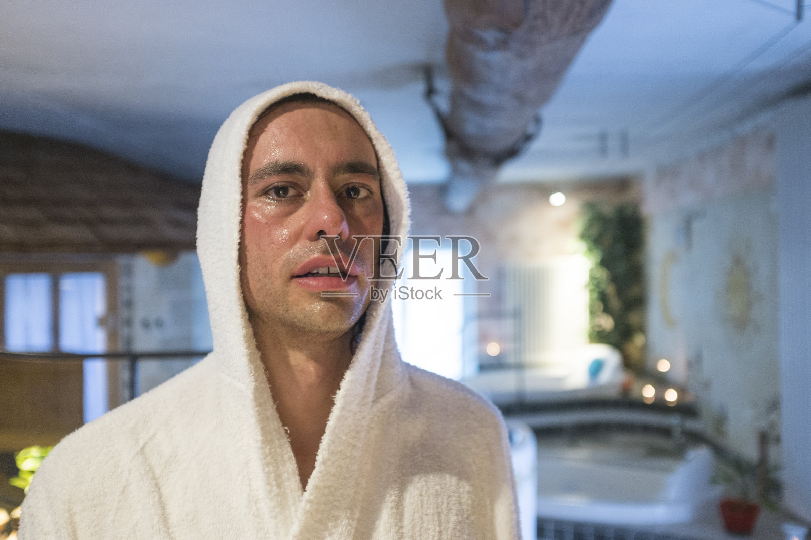 穿着浴袍的年轻人在温泉照片摄影图片