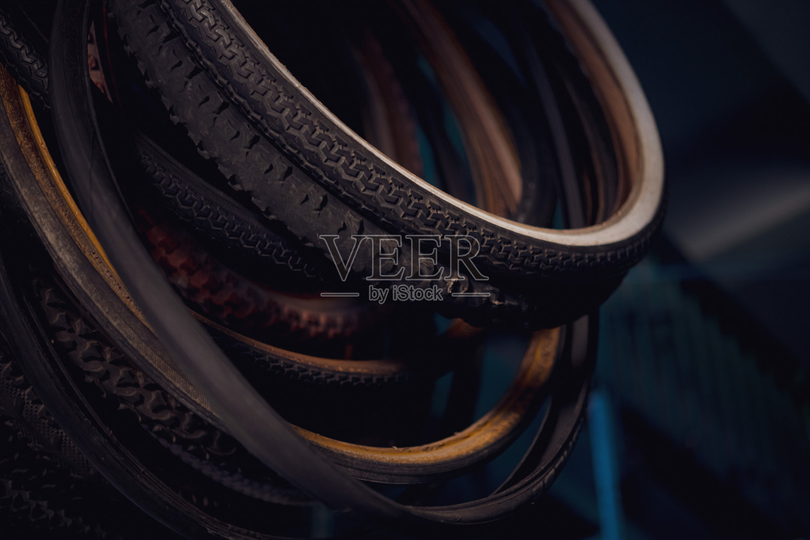 旧自行车轮胎吊的细节照片摄影图片