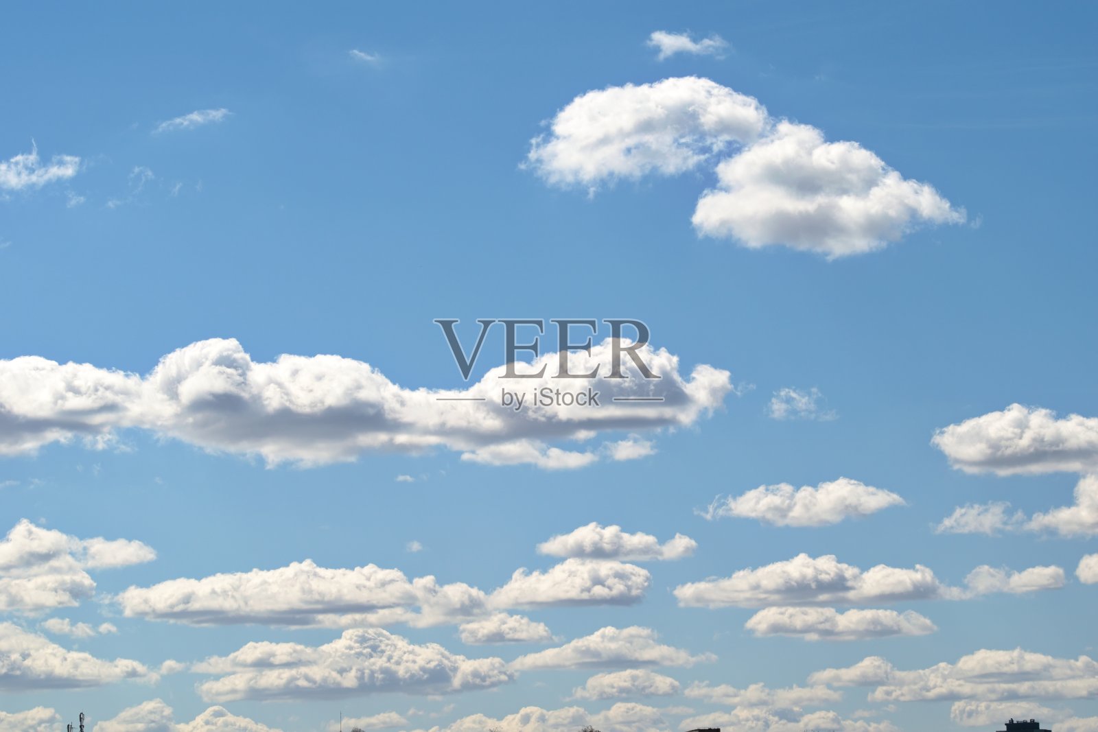 春天蔚蓝的天空和白云照片摄影图片