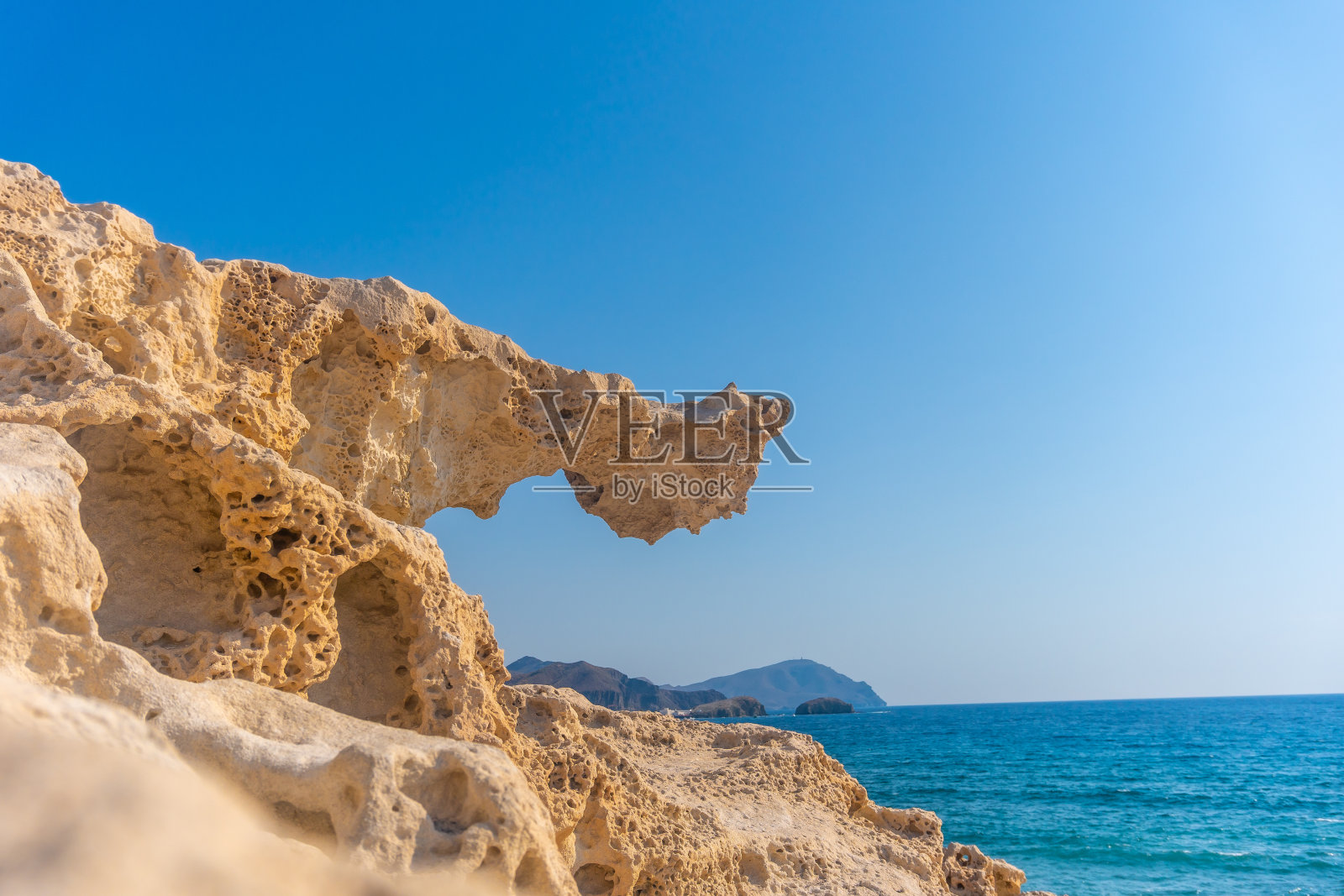 安达卢西亚尼贾尔卡波德加塔自然公园里的Playa los Escullos上的珍贵岩石。西班牙、地中海照片摄影图片