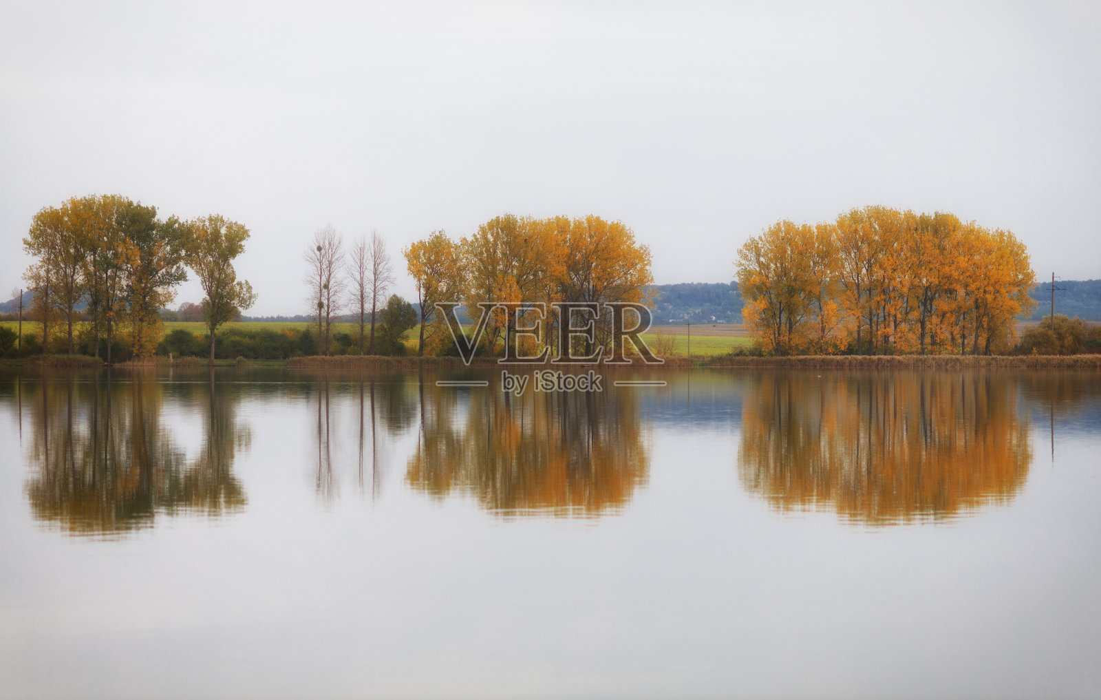 湖泊与美丽的秋景相辉映照片摄影图片