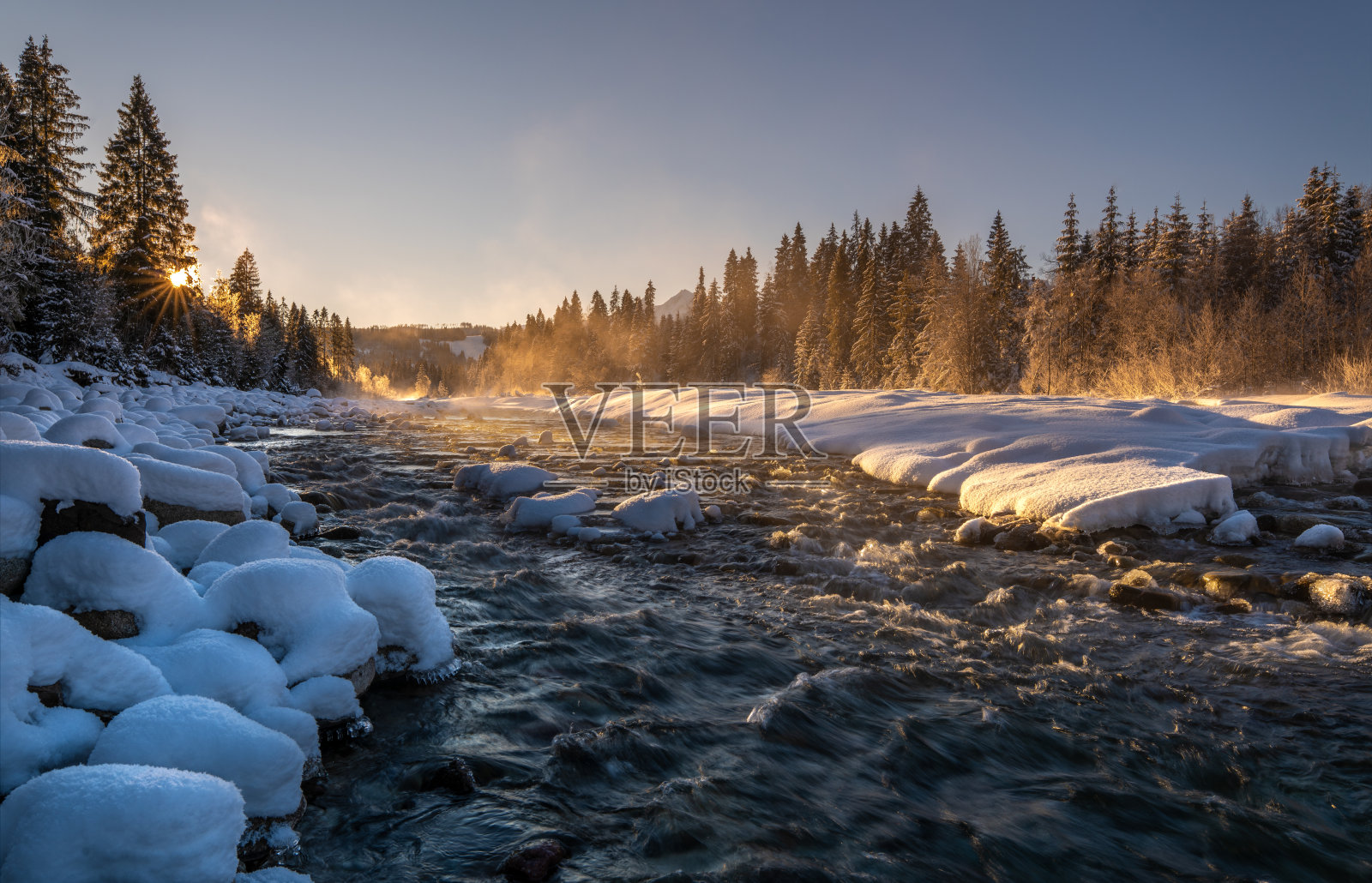 冬天一个极其寒冷的早晨，阿尔卑斯山的河流照片摄影图片