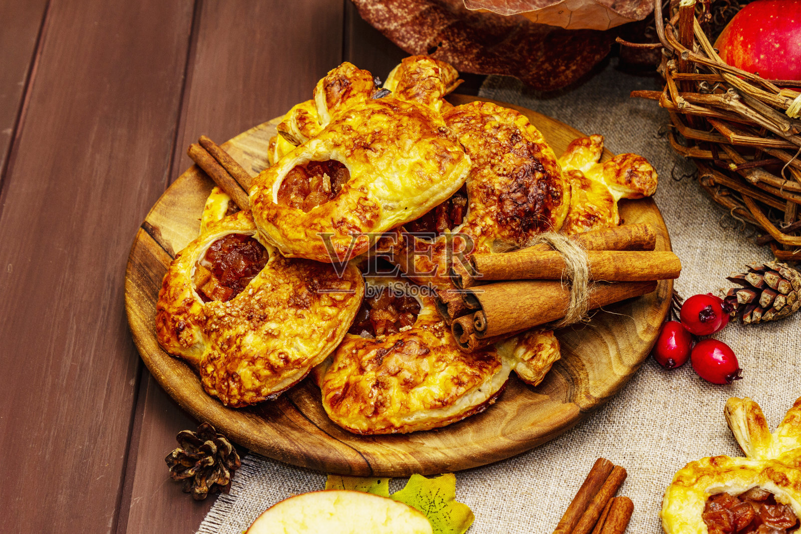 自制美味的苹果甜点。新鲜甜面包，分份泡芙照片摄影图片