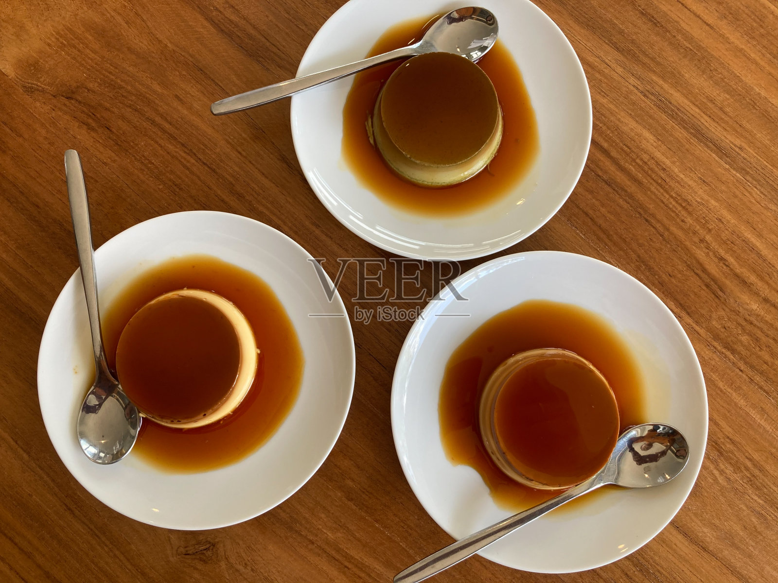 自制香草和绿茶焦糖奶油冻照片摄影图片