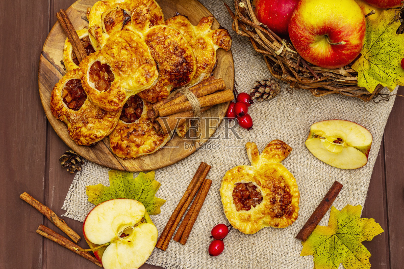 自制美味的苹果甜点。新鲜甜面包，分份泡芙照片摄影图片