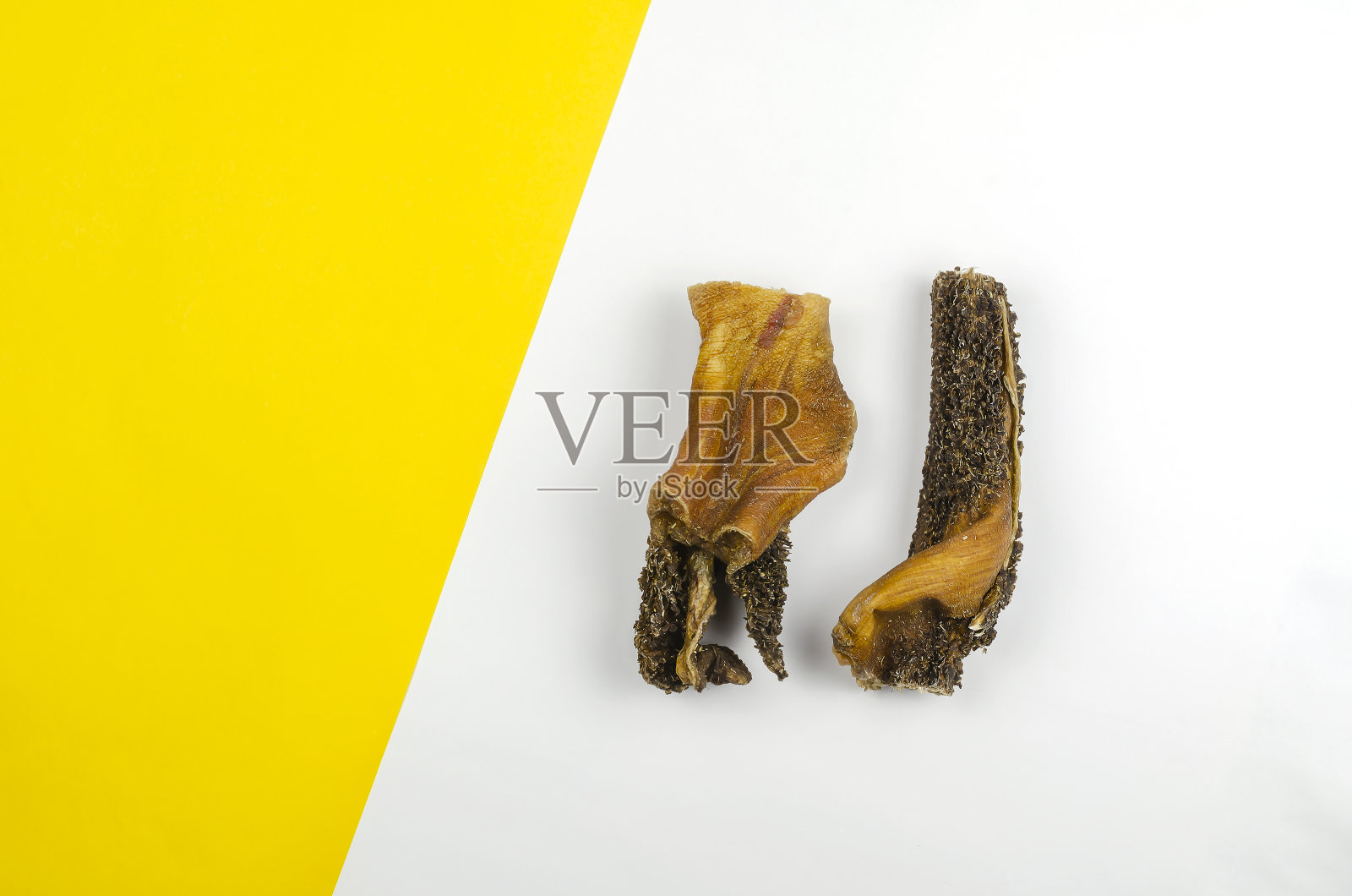 狗狗的天然牙科治疗。咀嚼食物。牛的胃。照片摄影图片