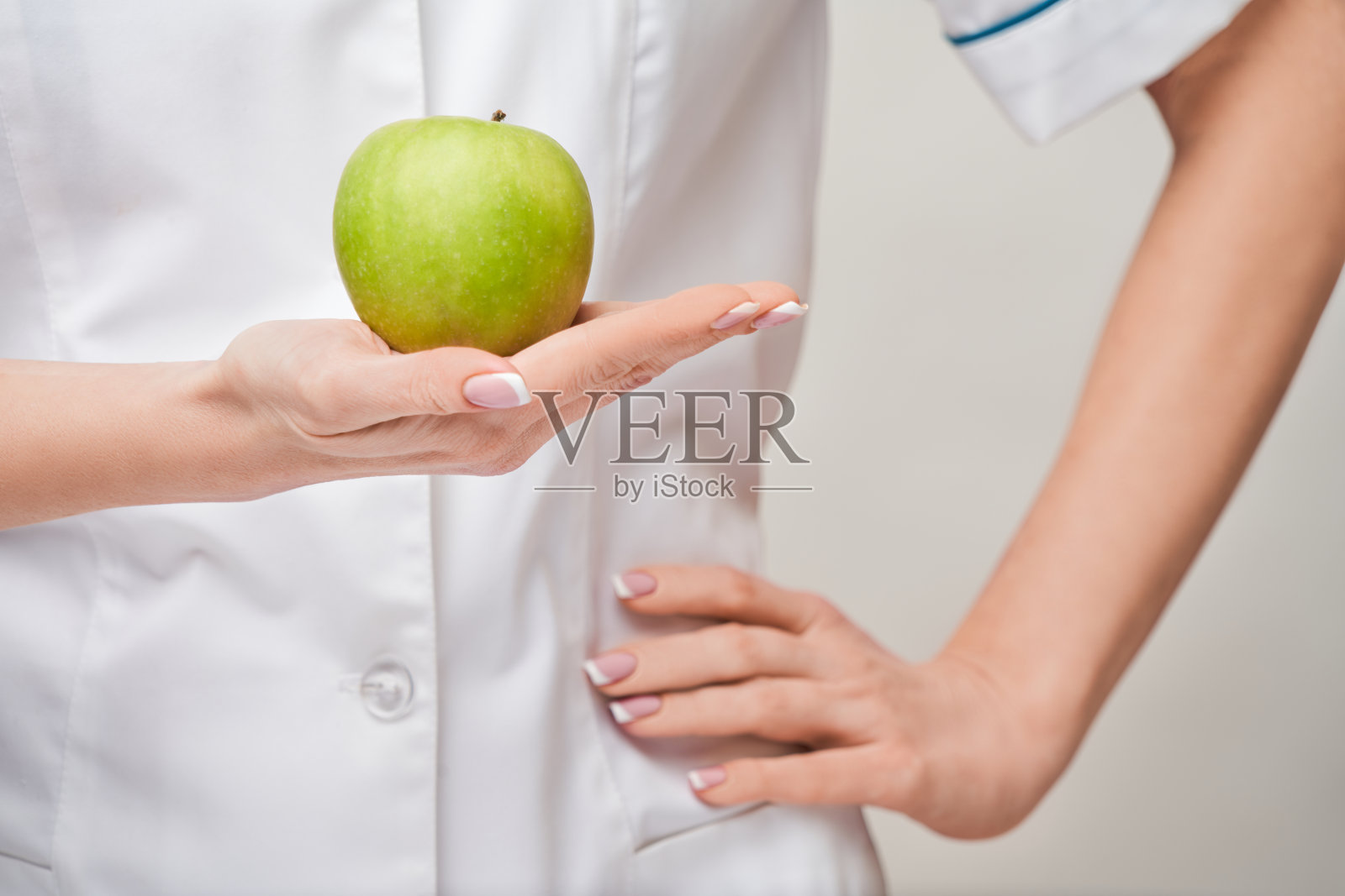 营养学家医生健康生活理念-持有机新鲜青苹果照片摄影图片