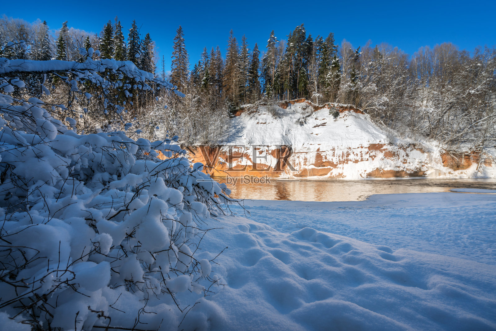 拉脱维亚高加河岸边的砂岩悬崖照片摄影图片