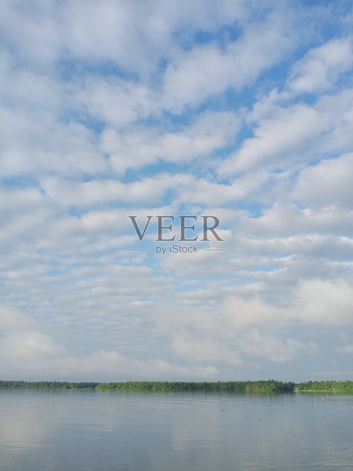 早晨有云有海照片摄影图片