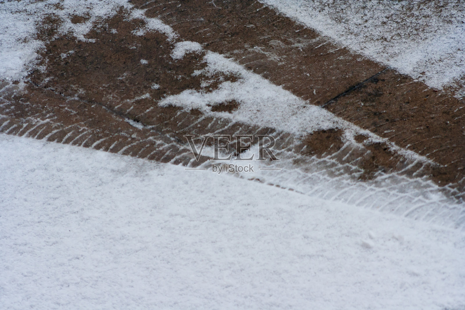 路上有雪。冬季车辆轨迹模式照片摄影图片