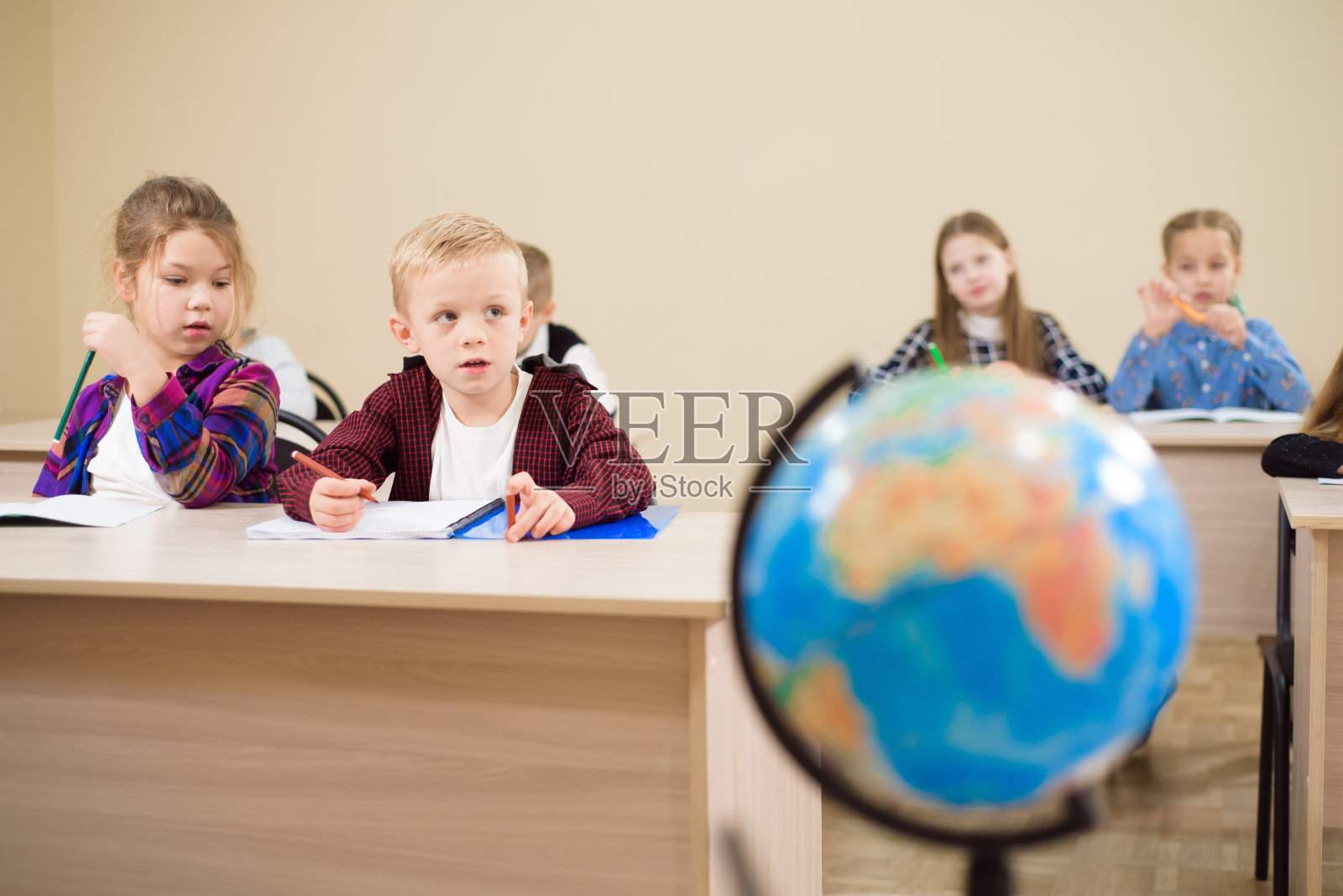 教育，小学，学习和人的观念。照片摄影图片