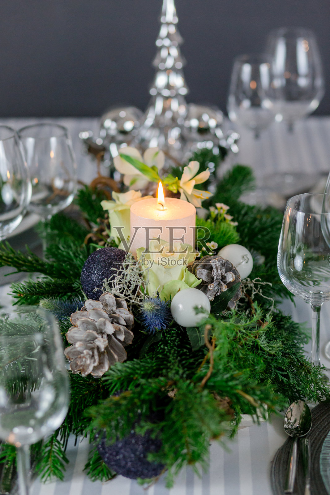 用松枝装饰的灰色时髦的餐桌装饰照片摄影图片