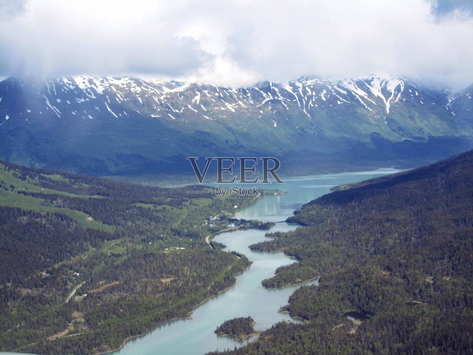 从海上飞机鸟瞰Katmai国家公园荒野与湖泊和雪山照片摄影图片