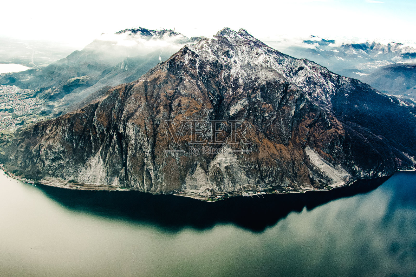 雪山倒映在科莫湖上照片摄影图片