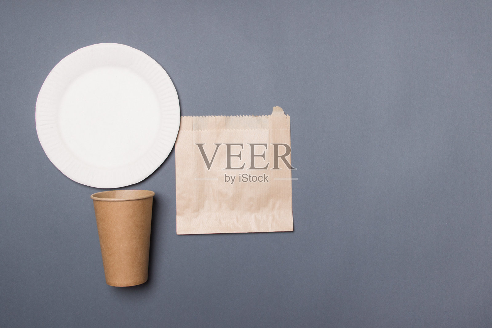 环保一次性餐具。生物降解工艺菜。回收的概念。也用于快餐、餐馆、外卖、野餐。特写镜头。本空间照片摄影图片