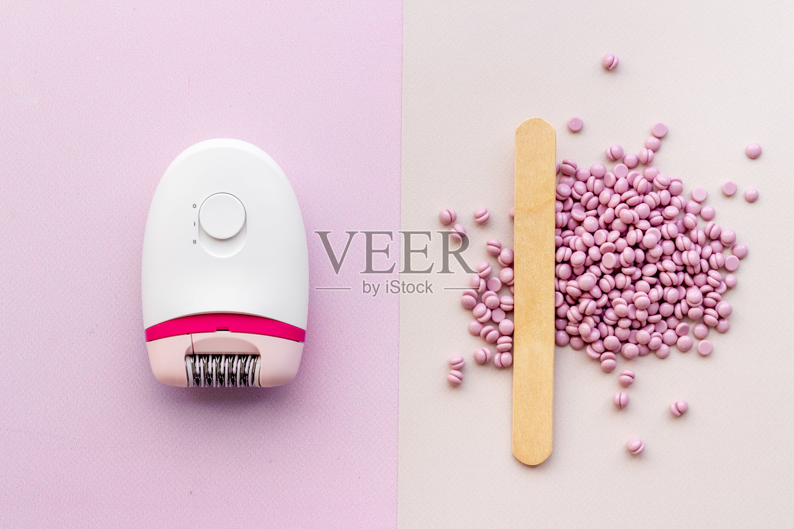 白色脱毛带粉色蜡。脱毛概念，去除多余的毛发。俯视图，平放照片摄影图片