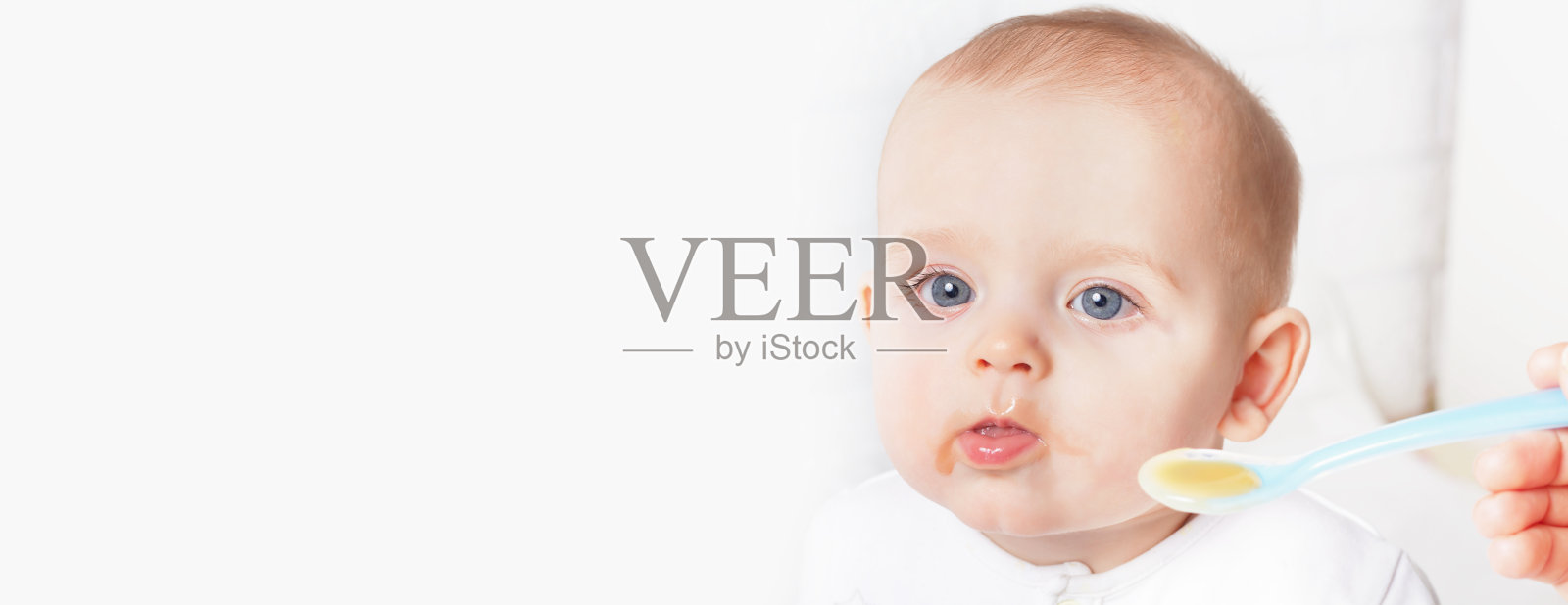 宝宝优先的食物理念。宝宝的脸部特写。照片摄影图片