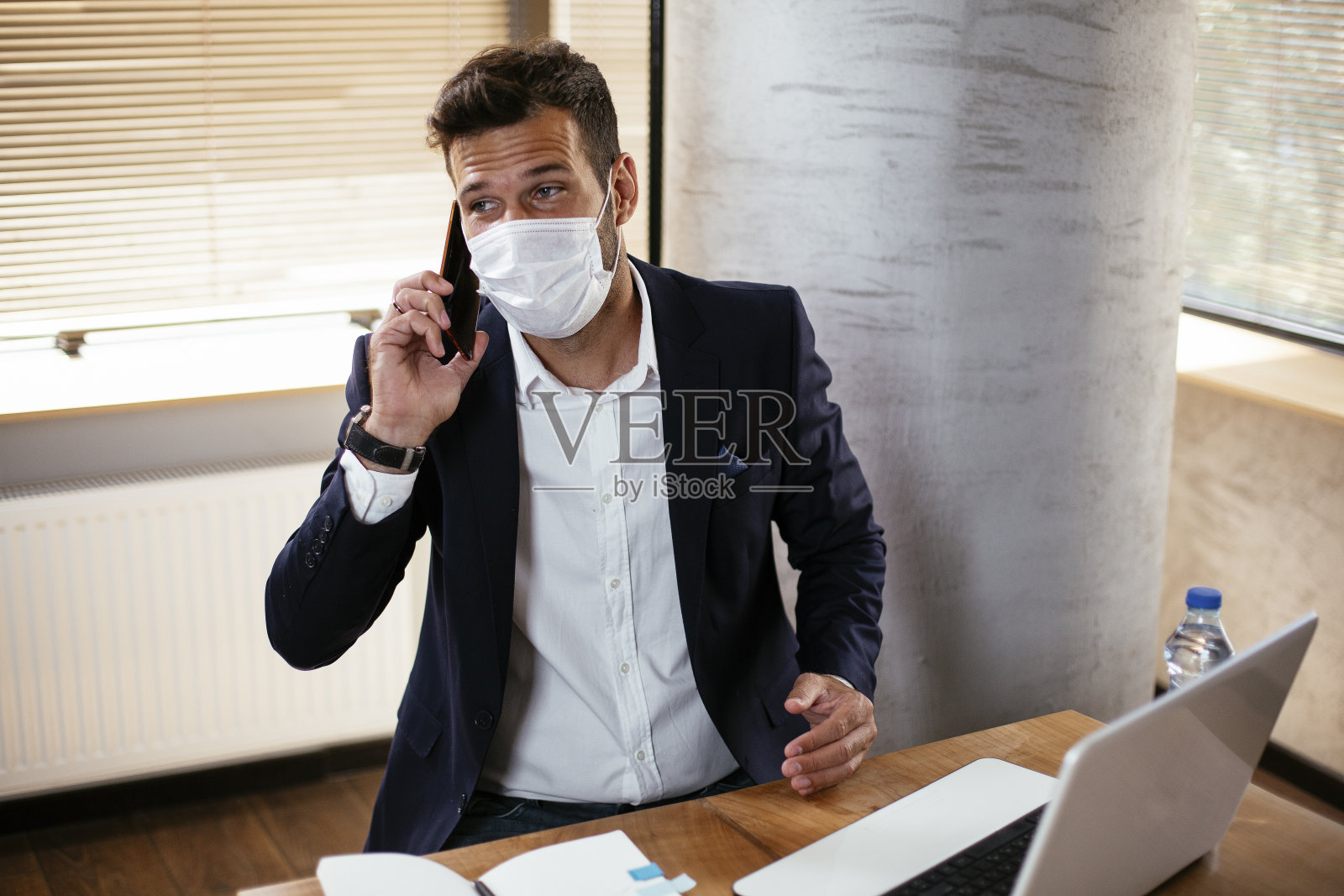 在办公室里打电话的商人照片摄影图片