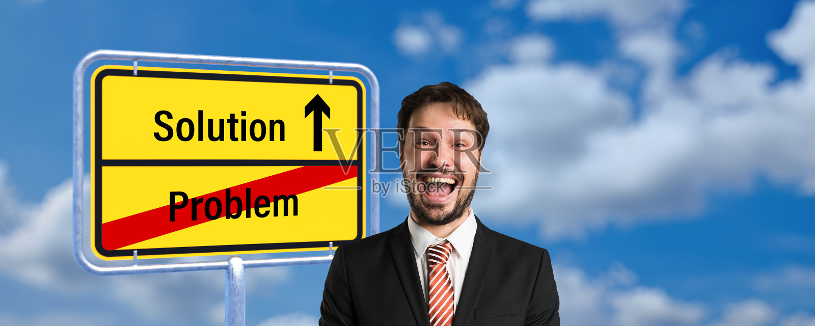一个商人在路标前写着“问题和解决方案”的信息照片摄影图片