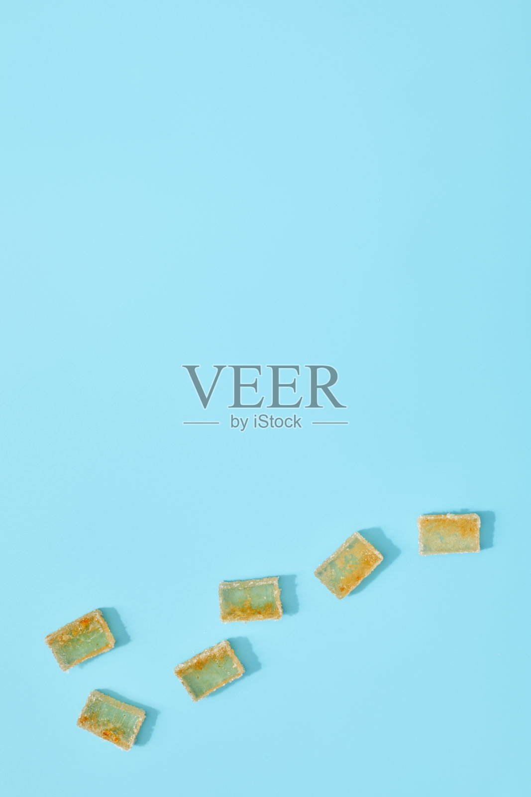 蓝色背景上的糖橙果冻片。照片摄影图片