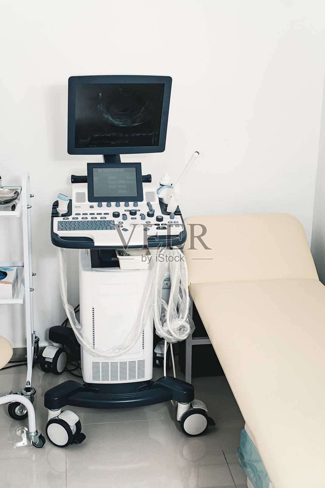 诊所用于超声诊断的医疗设备。病房内部装有超声波设备照片摄影图片