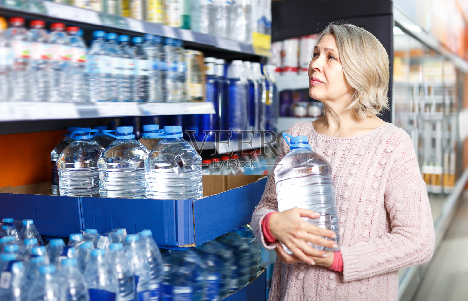 一位成年女士在找瓶装水照片摄影图片
