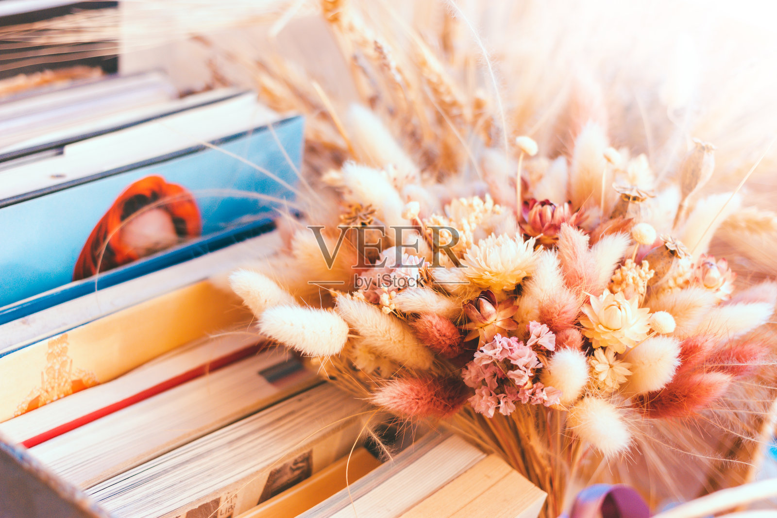 阳光明媚的日子窗台上的一束干花。抽象的背景照片摄影图片