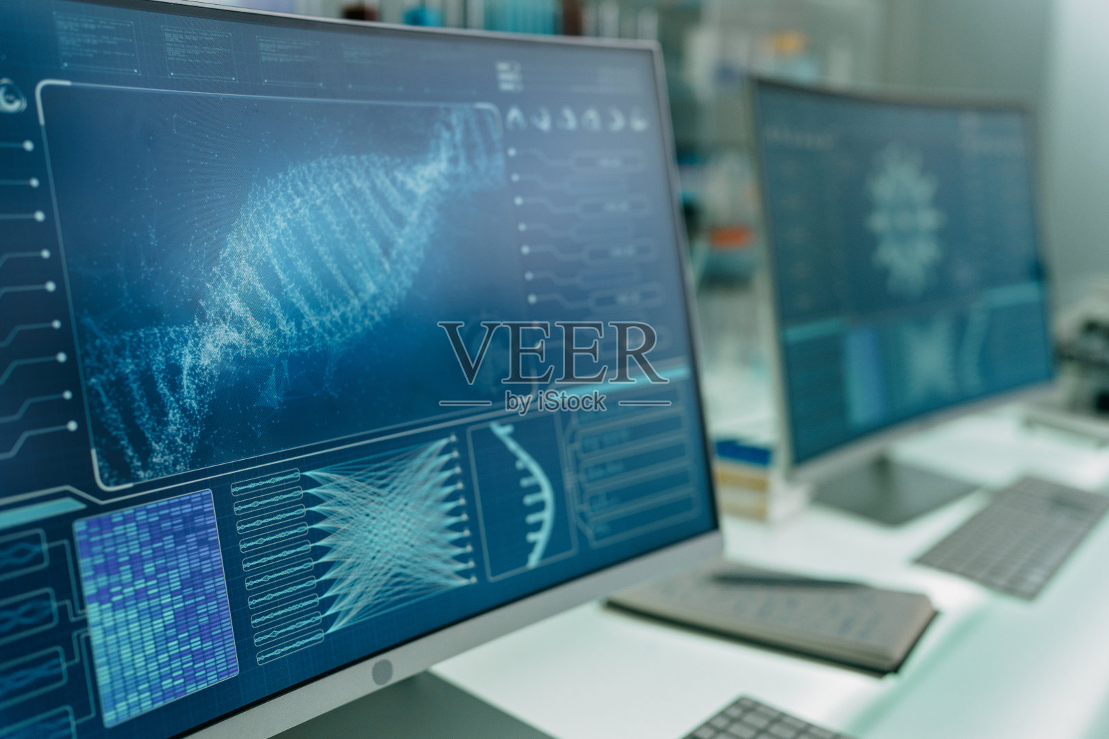 未来的实验室设备——冠状病毒检测。屏幕上的DNA和病毒模型照片摄影图片