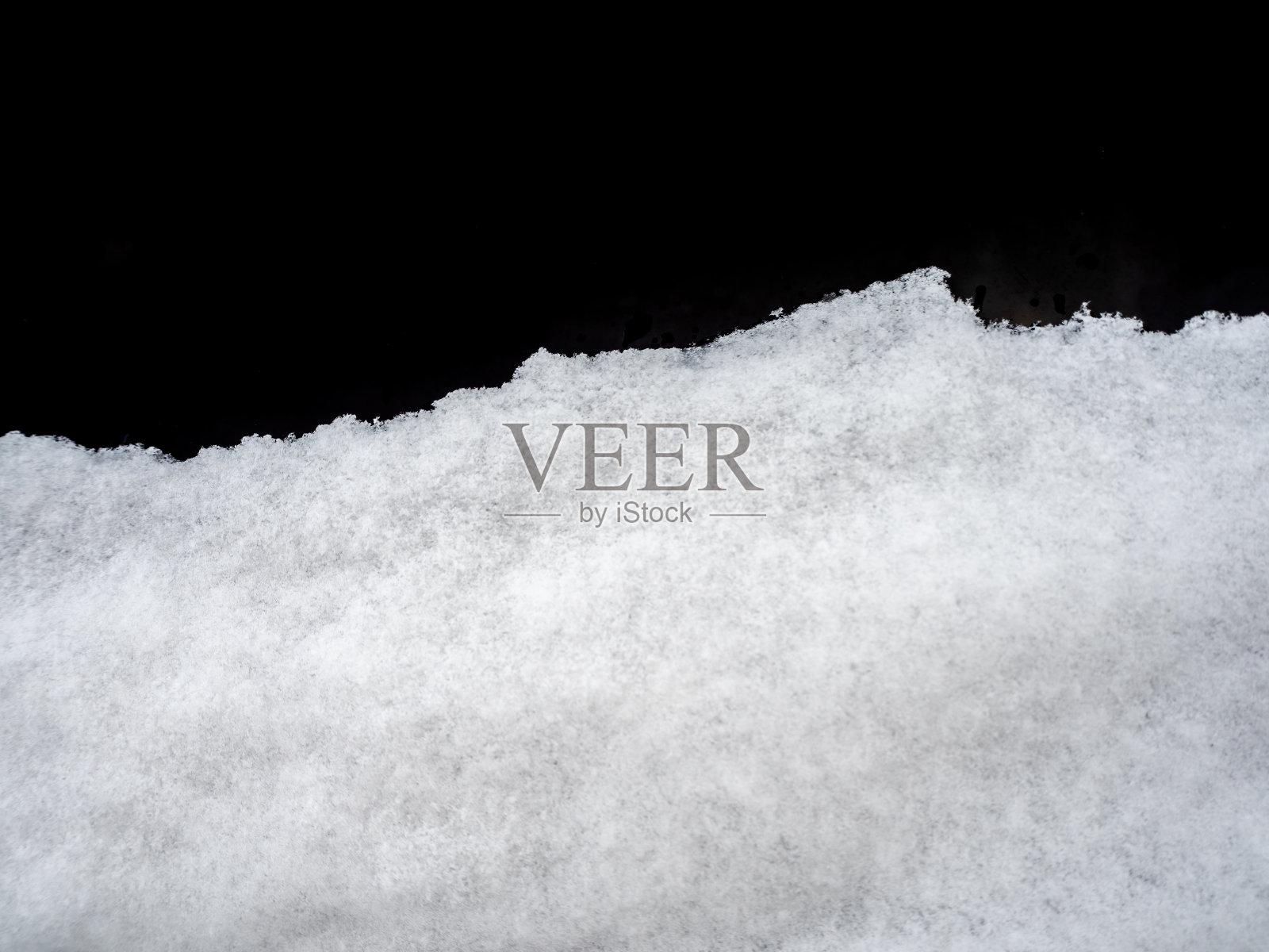 雪覆盖在深色玻璃上，抽象的背景照片摄影图片