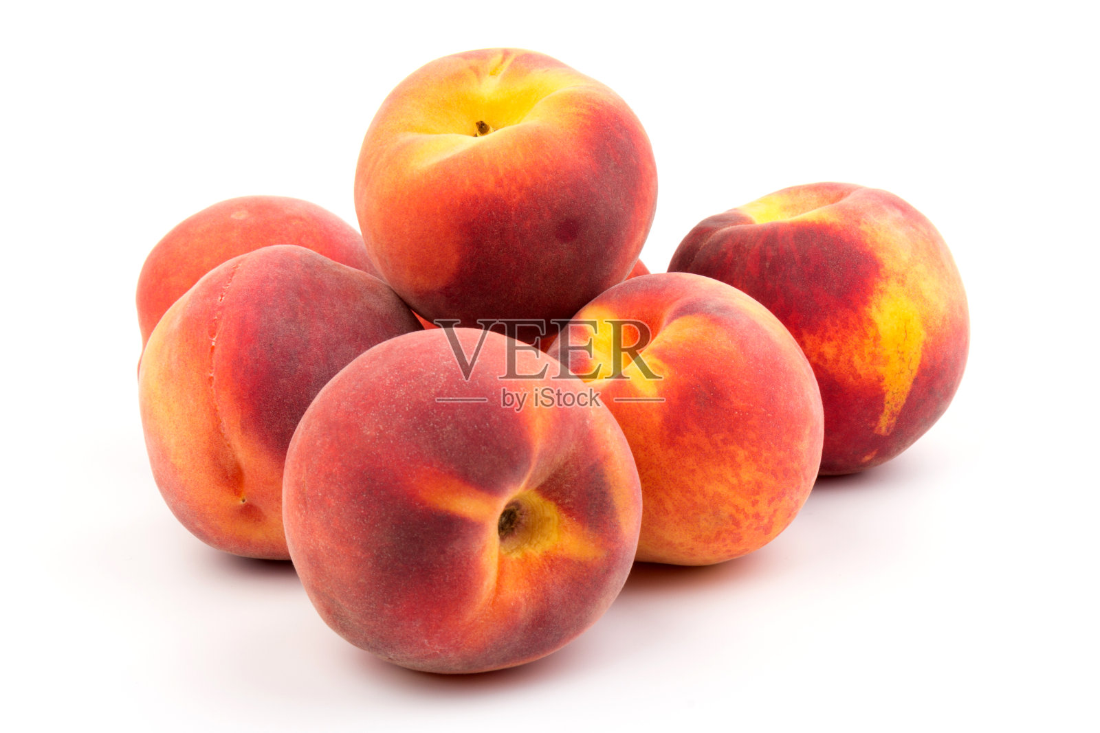 夏季水果的背景。白色背景上的成熟多汁的桃子。副本的空间。新鲜有机水果素食食品。收获的概念照片摄影图片