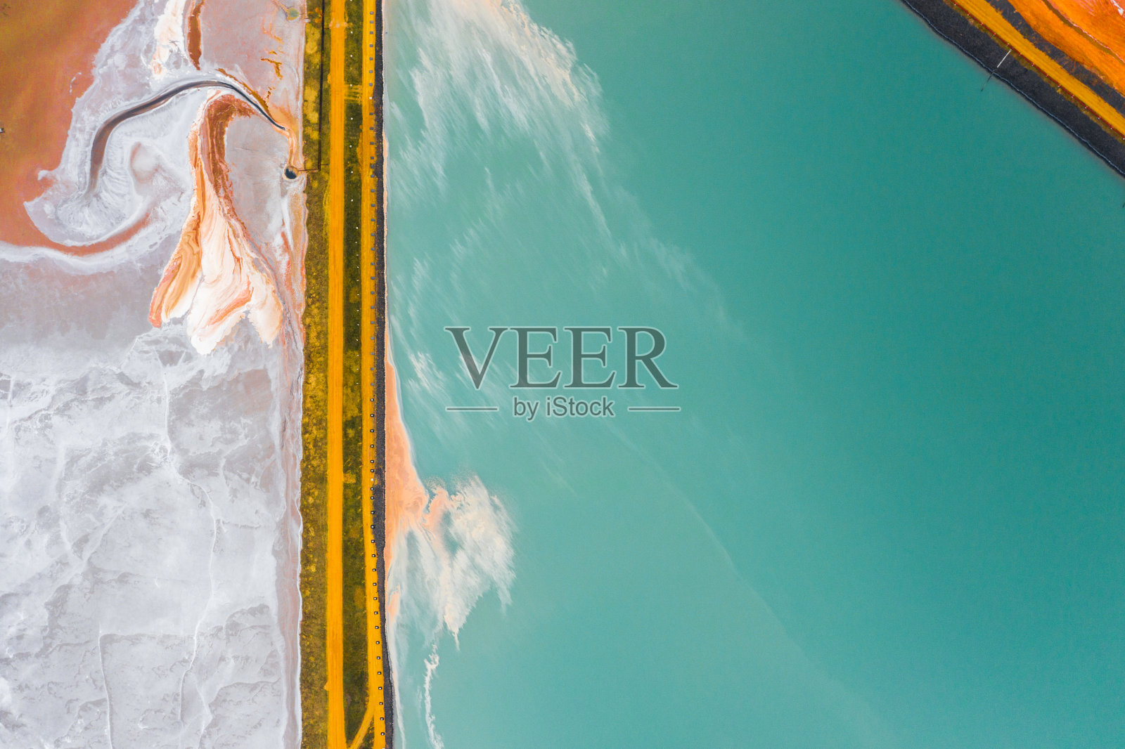 死湖和盐山。照片摄影图片