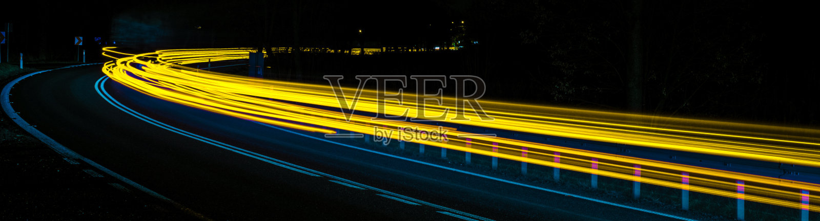 抽象的蓝色和黄色汽车灯在晚上照片摄影图片