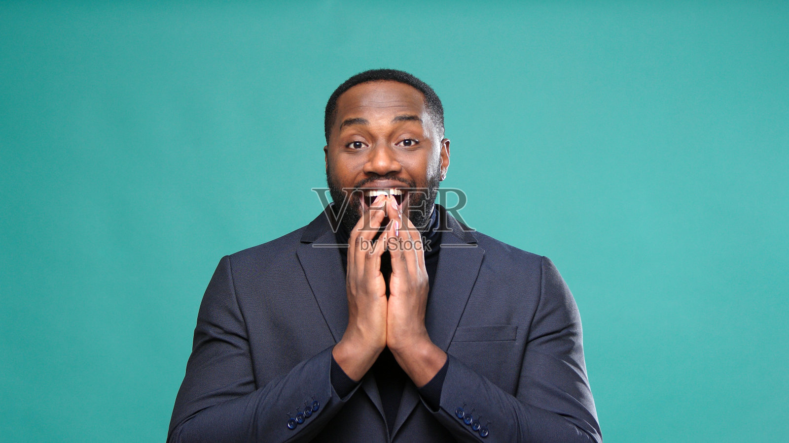 有魅力的年轻美国黑人男子在海选惊喜照片摄影图片