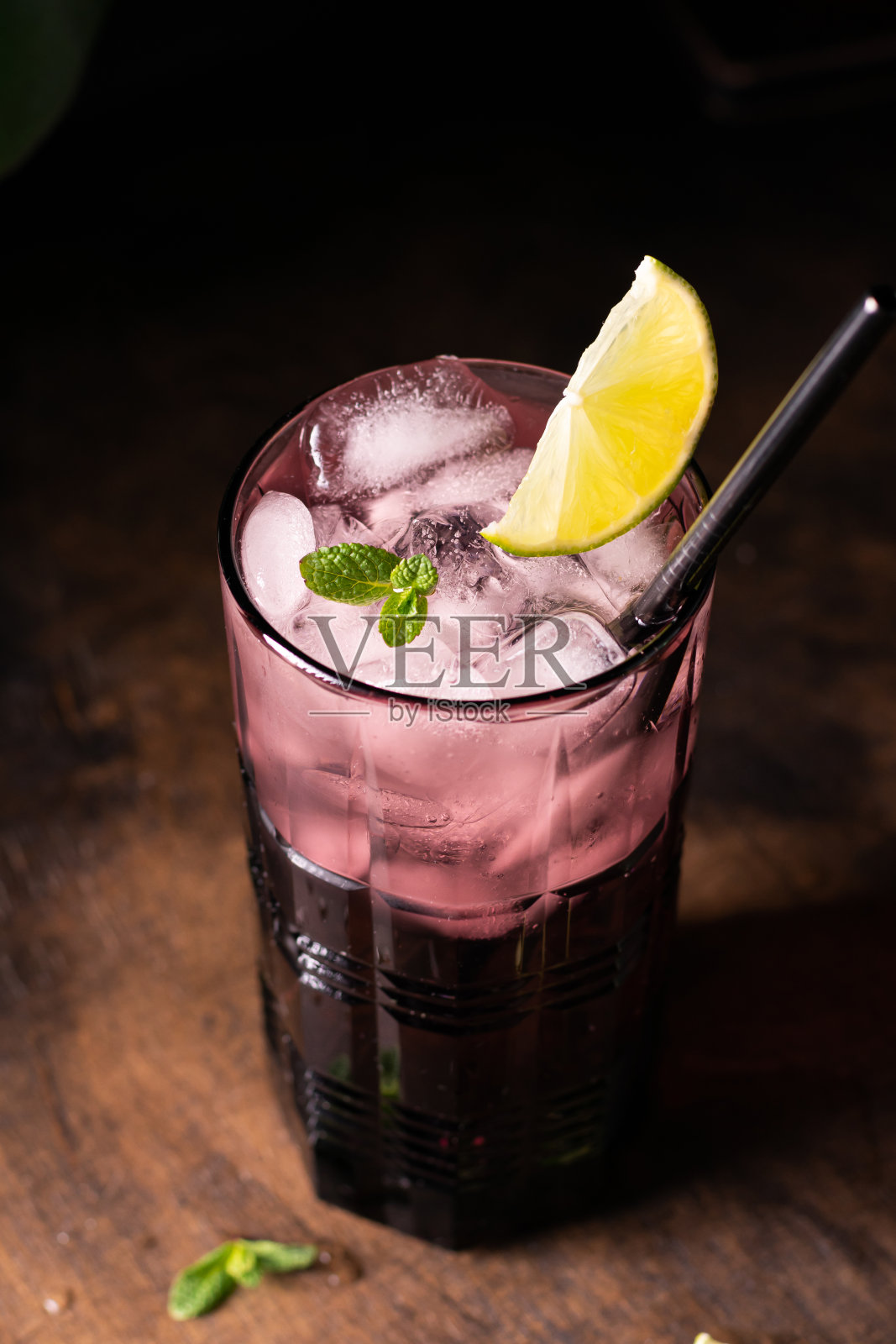 满杯加酸橙的冰鸡尾酒照片摄影图片