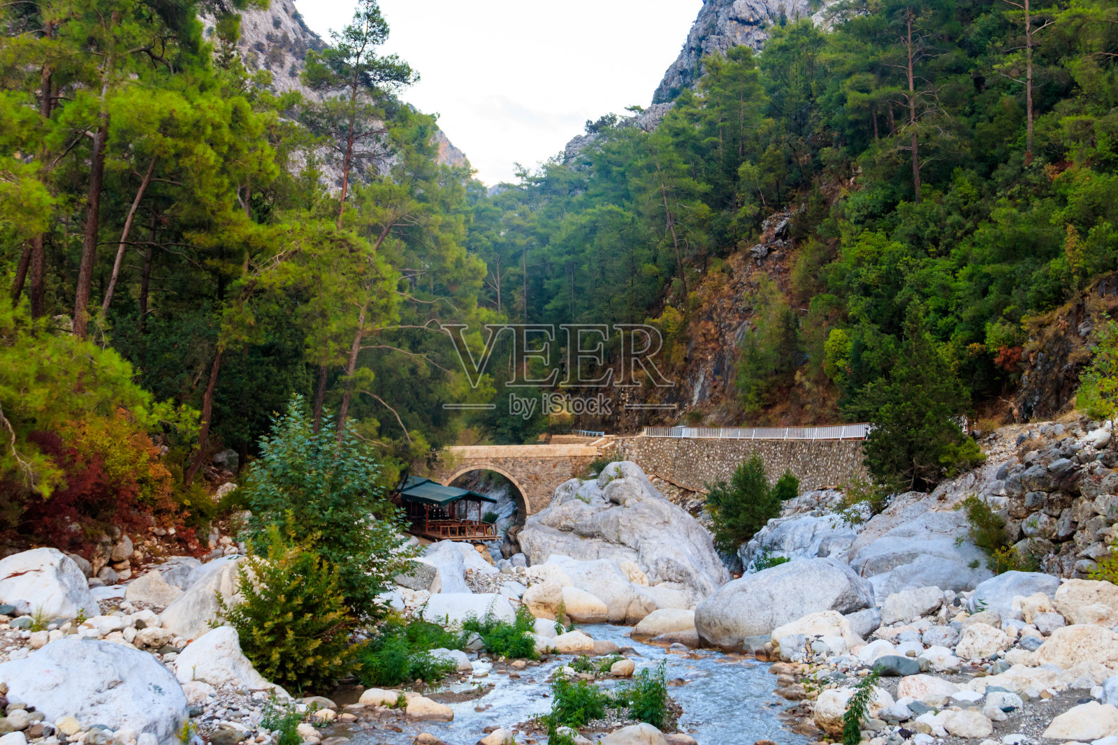土耳其安塔利亚省科斯米博加兹峡谷的一座横跨山间河流的古老石桥照片摄影图片